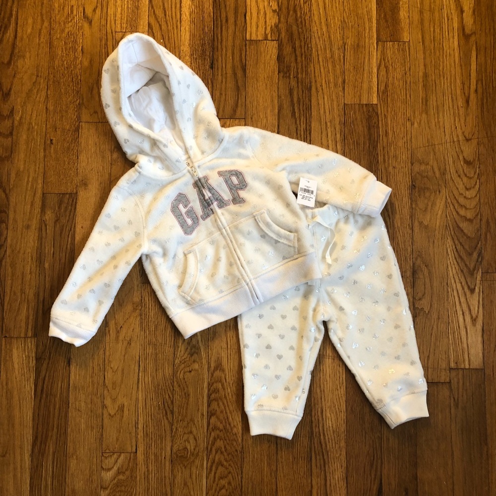 Gap matching sweat suit 12-18M no stains